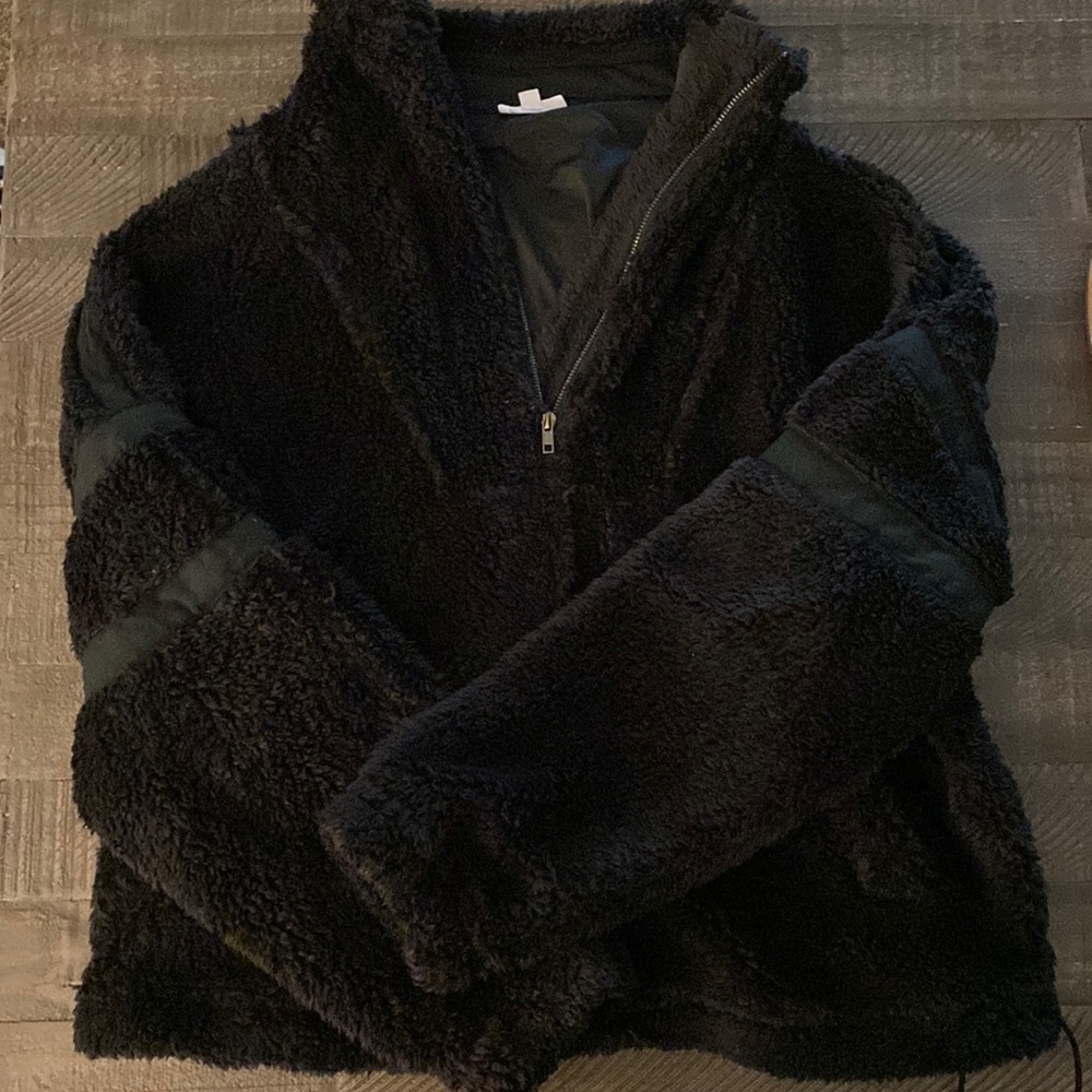 Never worn pullover! Super warm and on trend!